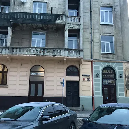 центр міста In The Center Of поруч громадська парковка