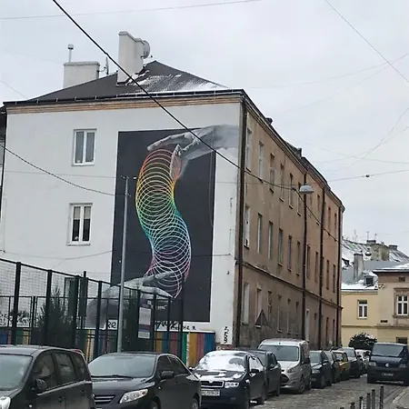 центр міста In The Center Of поруч громадська парковка *